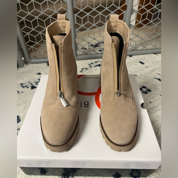 WORN ONCE WATERPROOF BOOTS - Picture 4 of 9